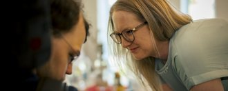 Junge Pflege Rheine Ein Bewohner und eine Mitarbeiterin unterhalten sich miteinander.